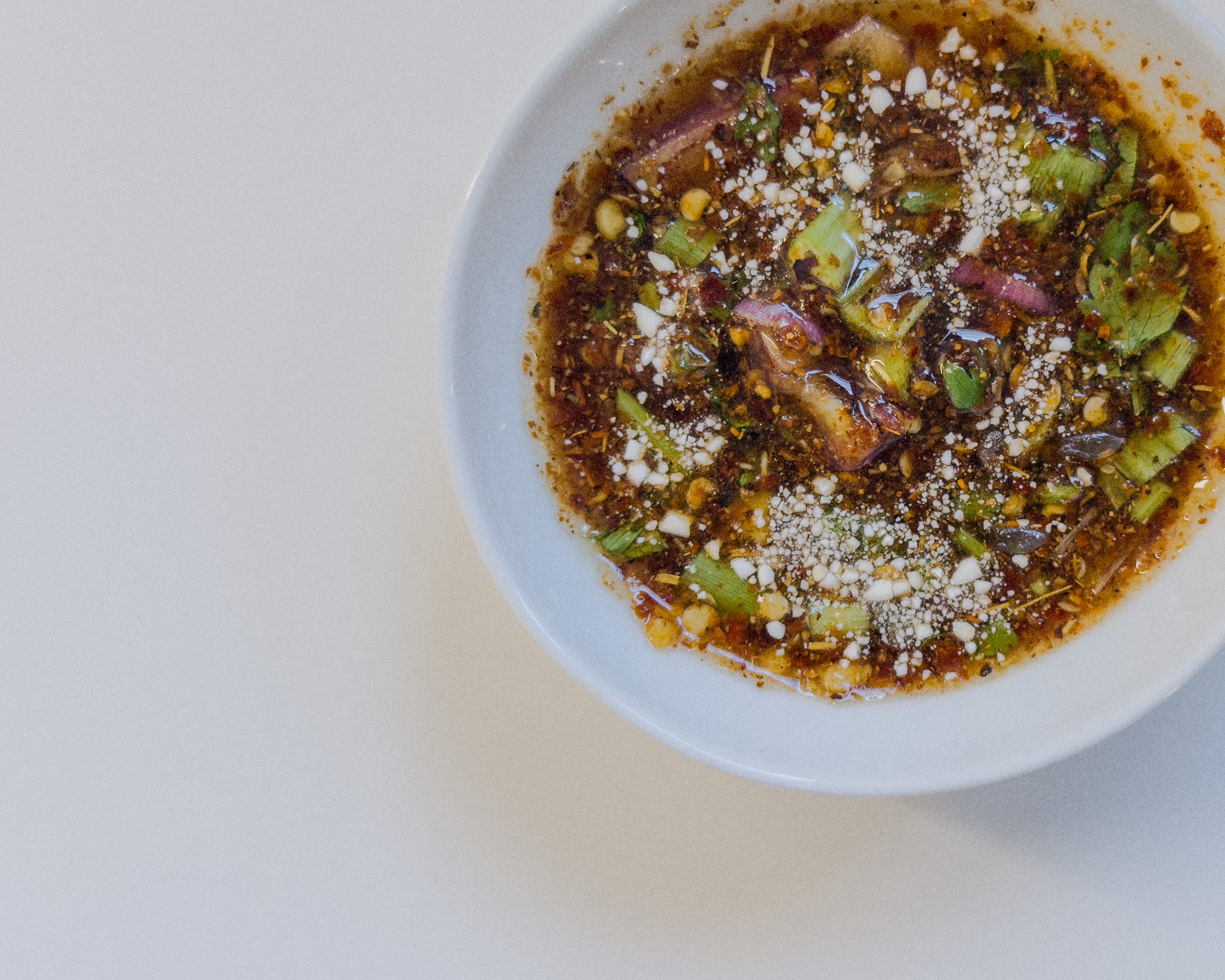 Authentische Nam Jim Jaew - würzige thailändische Dipsauce mit Chili, Frühlingszwiebeln, Koriander und geröstetem Reispulver