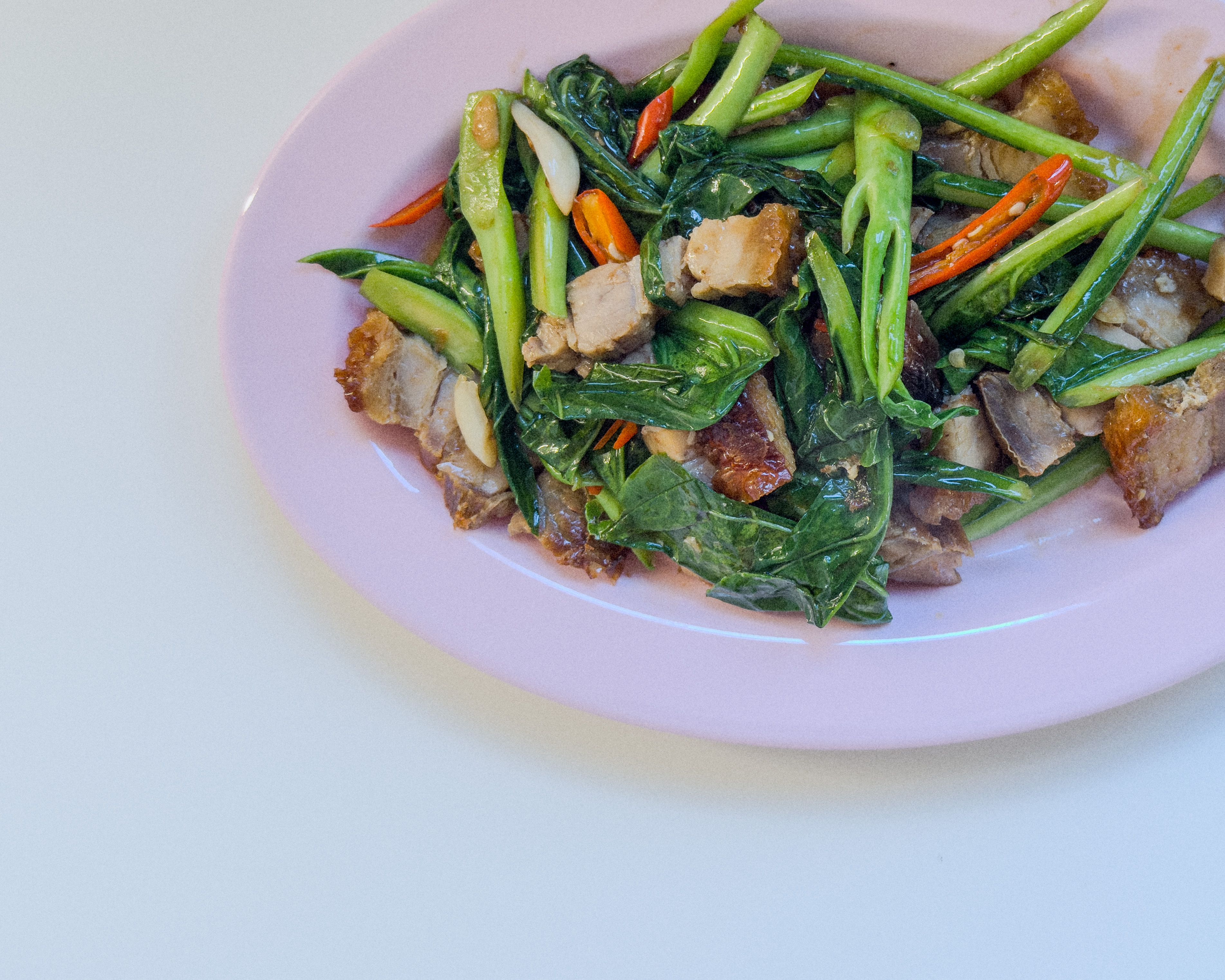 Phat Kana Moo Krob - Chinesischer Brokkoli mit knusprigem Schweinebauch